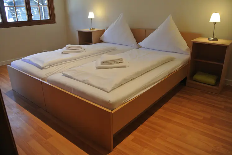 Schlafzimmer mit Doppelbett