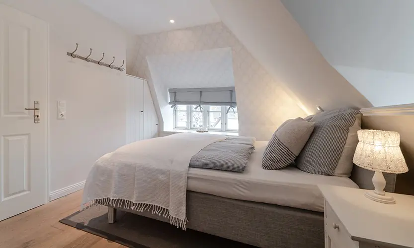 Schlafzimmer mit Doppelbett