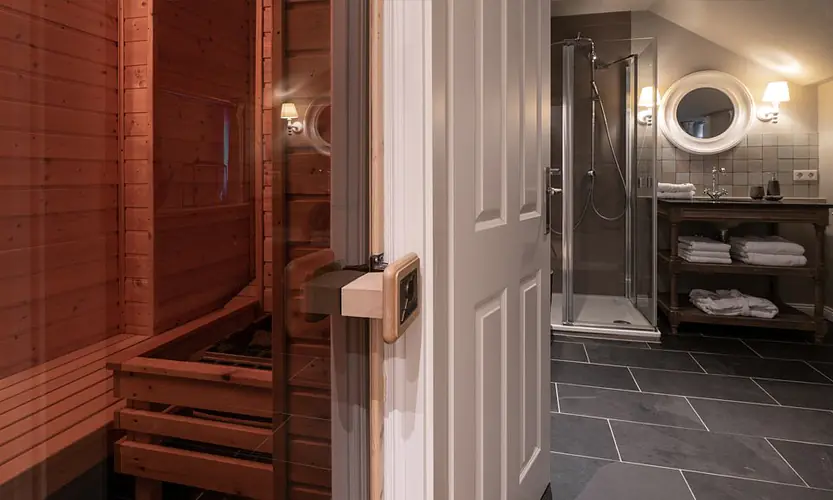 Badezimmer mit Dusche und Toilette