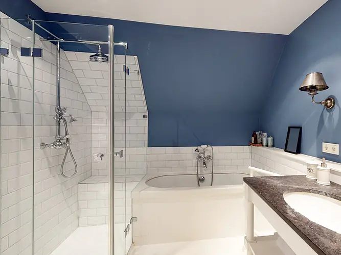 Badezimmer mit Dusche und Toilette