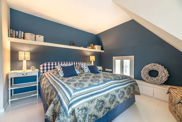 Schlafzimmer mit Doppelbett