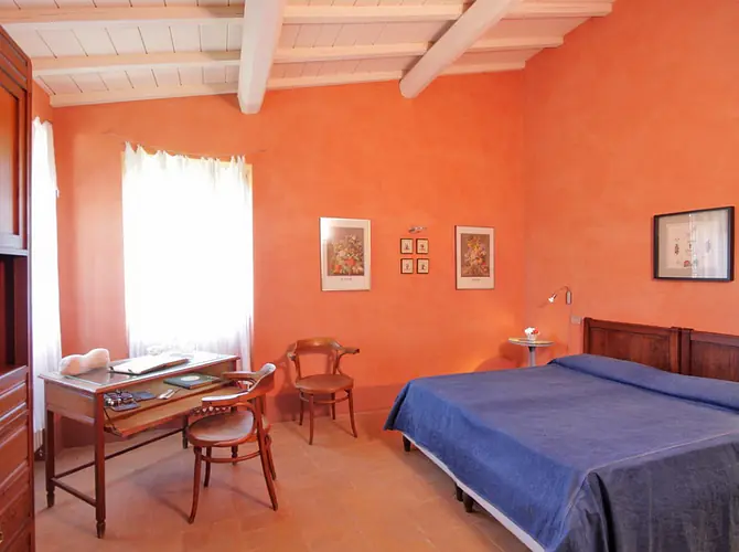 Schlafzimmer mit Doppelbett