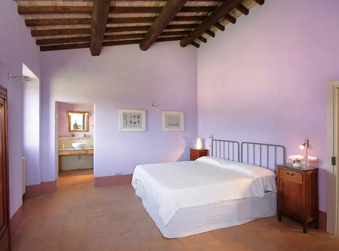 Schlafzimmer mit Doppelbett