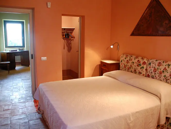 Schlafzimmer mit Doppelbett