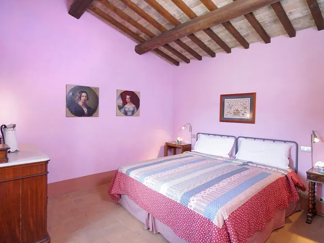 Schlafzimmer mit Doppelbett