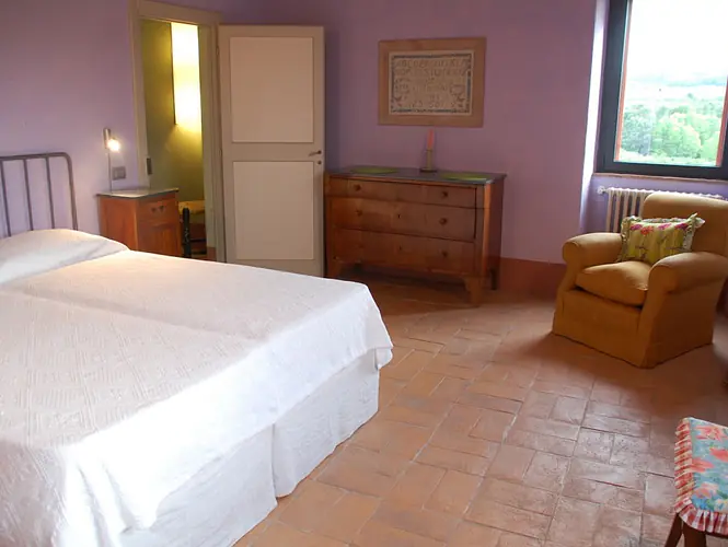 Schlafzimmer mit Doppelbett